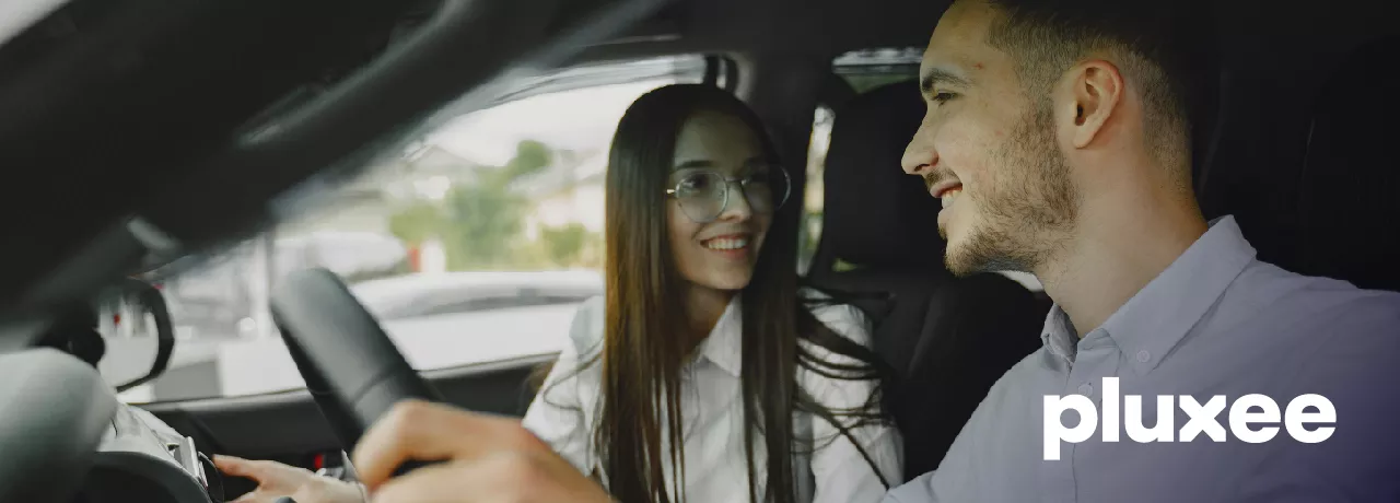 Pareja usa los mejores aditivos con las tarjetas de gasolina Pluxee Movilidad 
