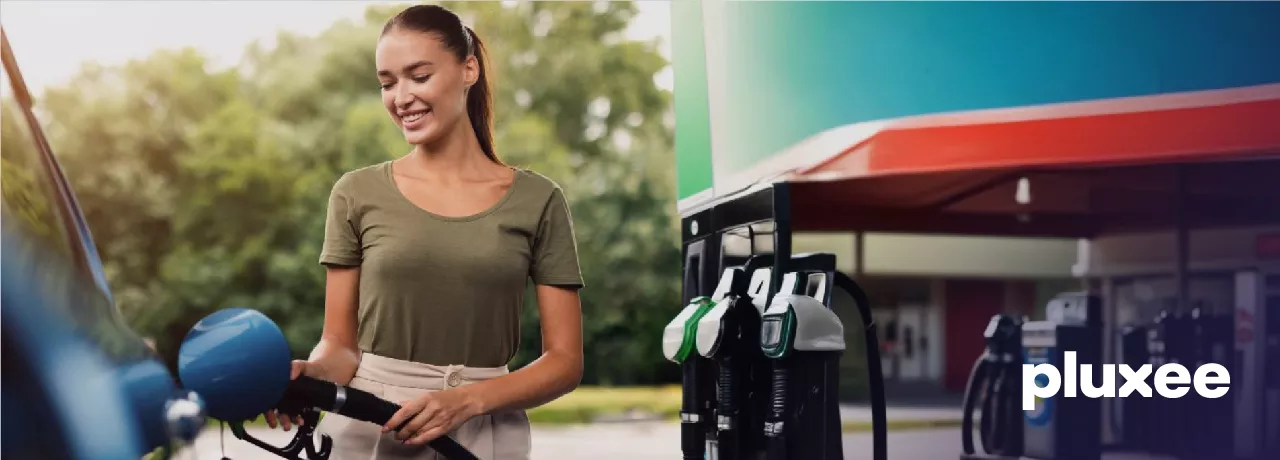 Consumidora usa nuestras tarjetas de gasolina de Pluxee Movilidad 