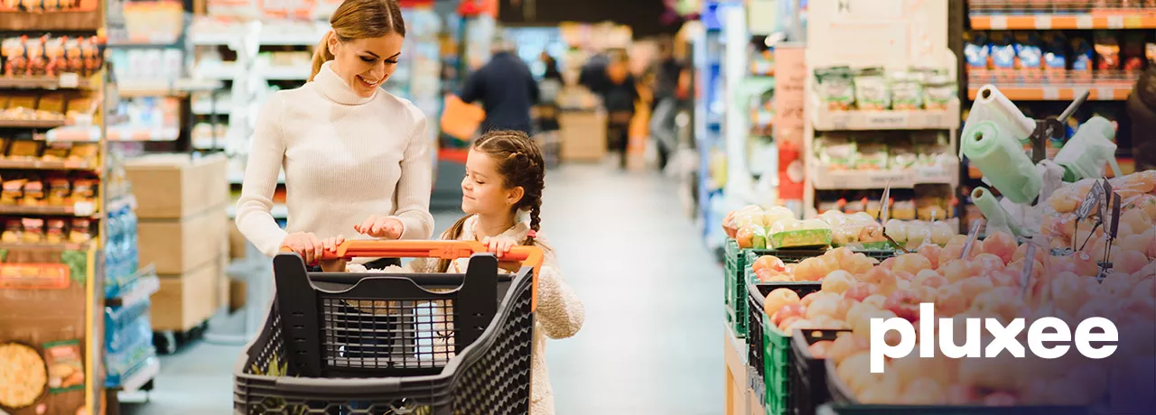 Madre e hija comprando con vales de despensa Pluxee Tienda