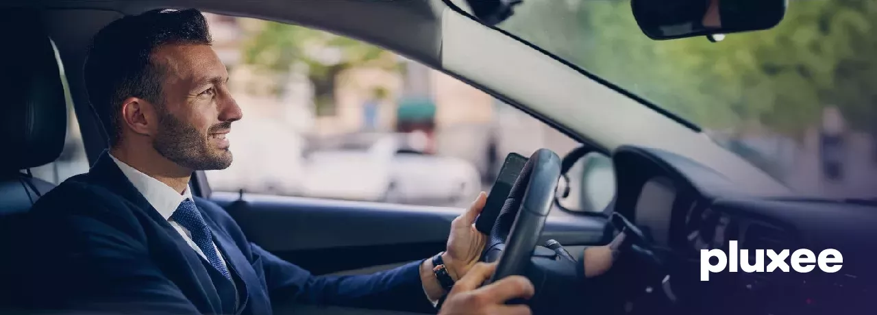 Consumidor disfruta vales de gasolina Pluxee Movilidad
