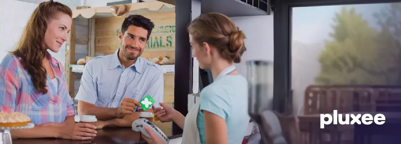Consumidores disfrutando los vales de restaurante de Pluxee