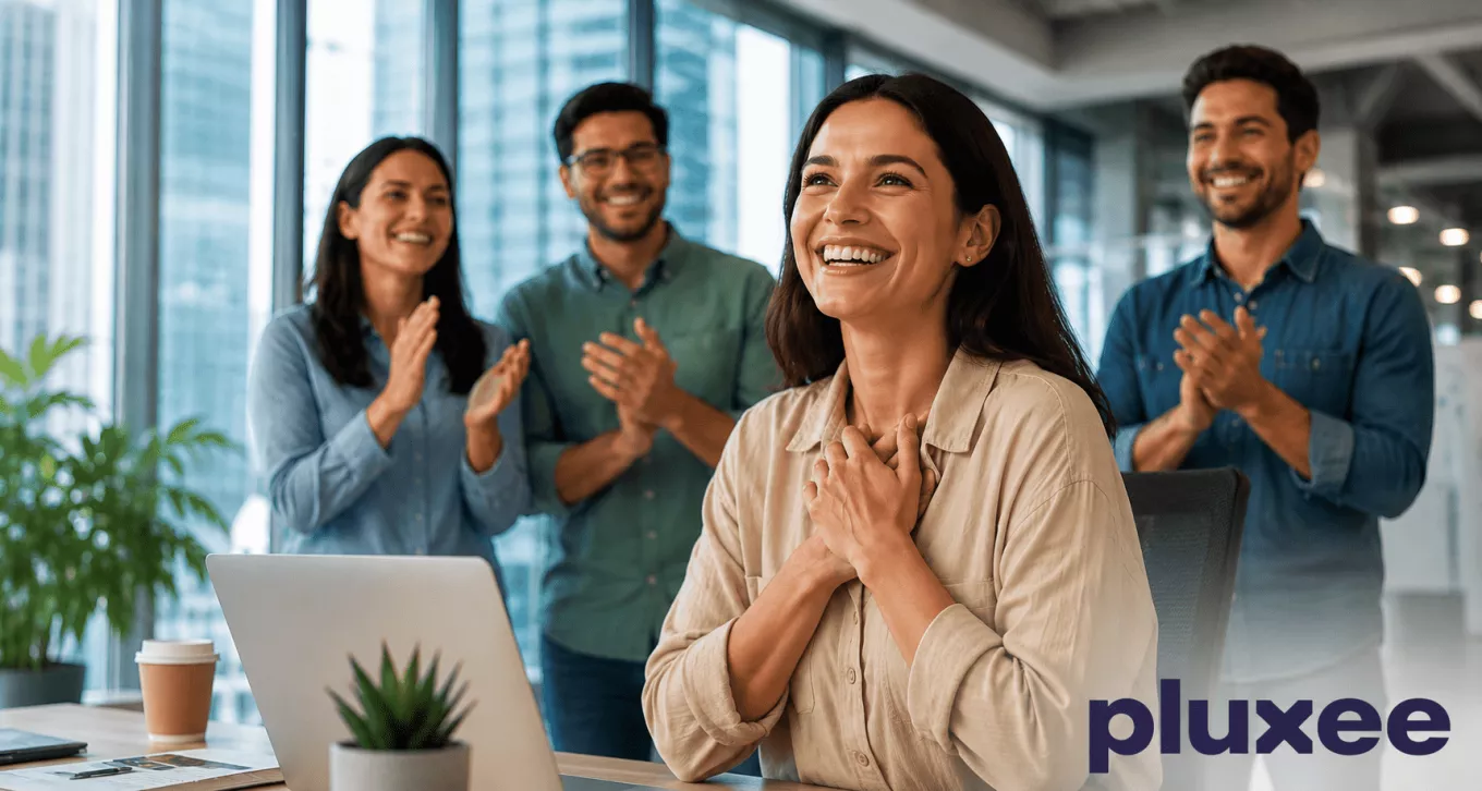 Personas felices en la oficina 