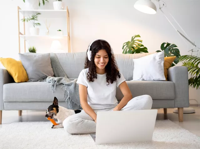 mujer trabajando en su casa