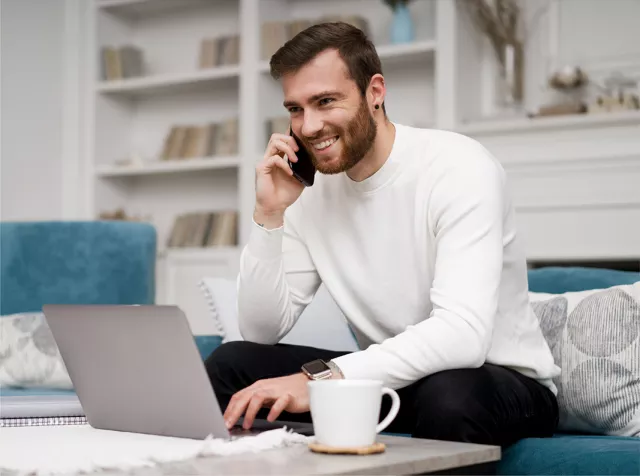 Hombre en llamada de trabajo desde su casa