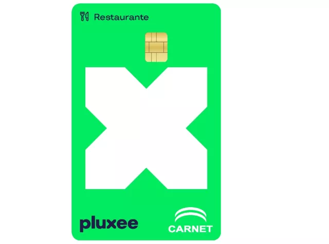 Tarjeta color verde de vales de restaurante Pluxee