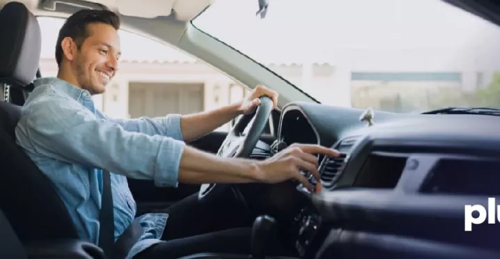 Hombre al volante, conduciendo con seguridad y usando vales de gasolina.