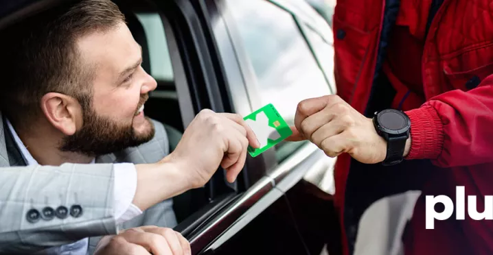 Empleado usa sus vales de gasolina