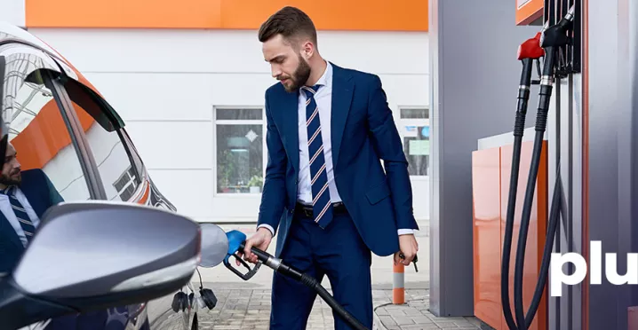 Consumidor usa el beneficio de su tarjeta de vales de gasolina