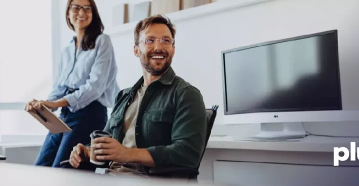 Empleados trabajando en la oficina