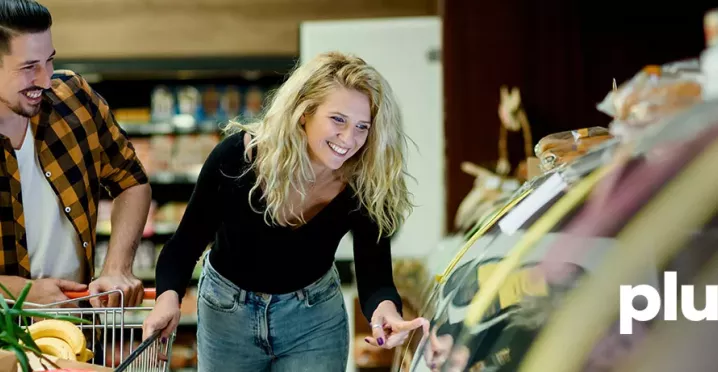 Consumidores disfrutando la tarjeta de vales de despensa Pluxee Tienda