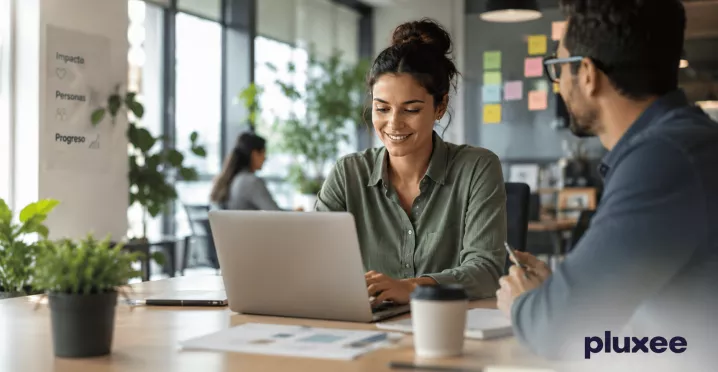 Colaboradora trabajando con motivación y satisfacción en su entorno laboral
