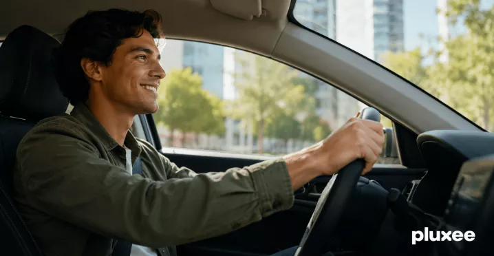Persona manejando un carro