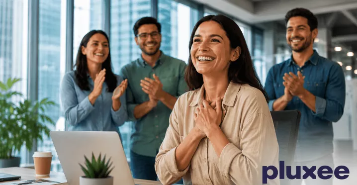 Personas felices en la oficina