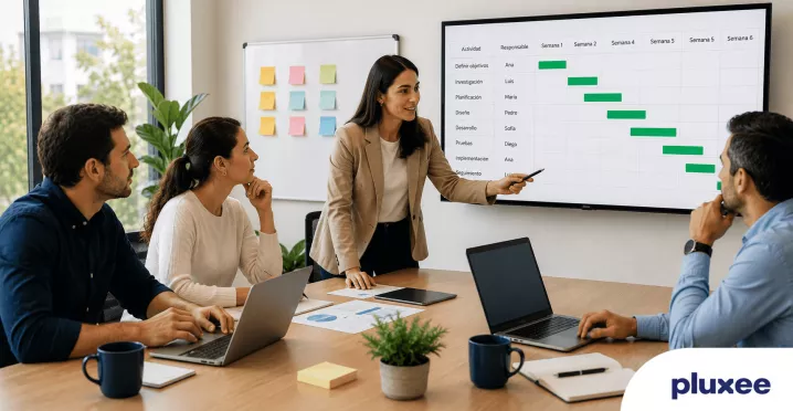 Personas en junta discutiendo el plan de trabajo