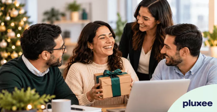 Equipo de trabajo recibiendo regalo