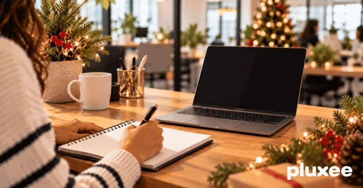 Espacio de trabajo navideño con laptop 
