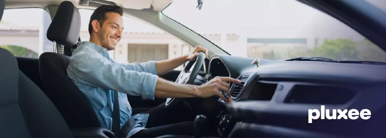 Hombre al volante, conduciendo con seguridad y usando vales de gasolina.