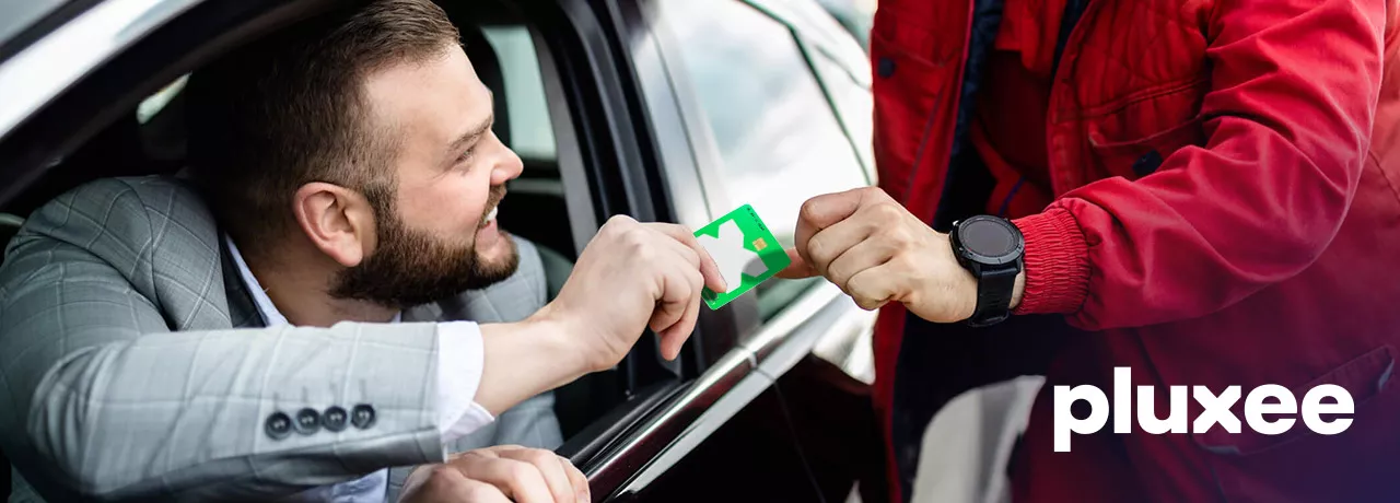 Empleado usa sus vales de gasolina
