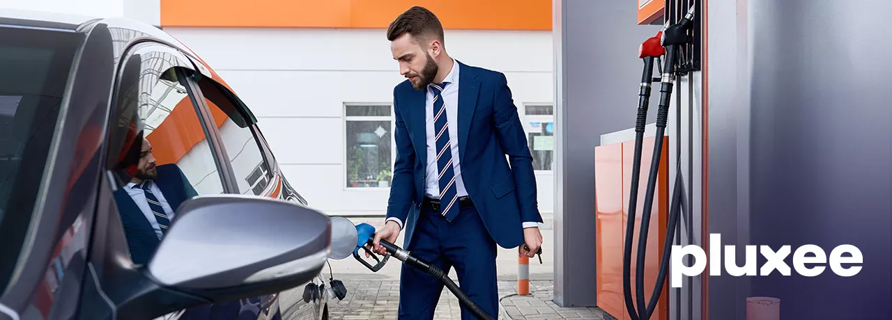 Consumidor usa el beneficio de su tarjeta de vales de gasolina