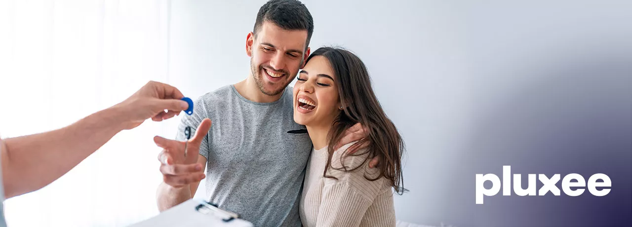 Pareja feliz recibiendo su vivienda gracias a la reforma infonavit