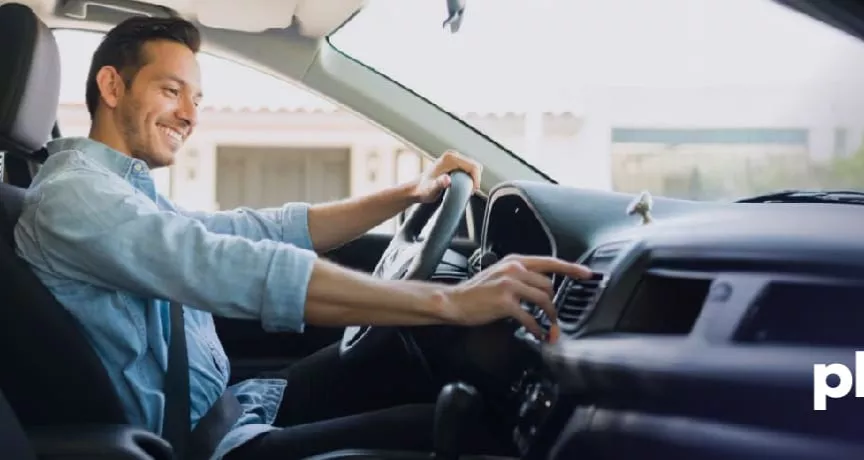Hombre al volante, conduciendo con seguridad y usando vales de gasolina.