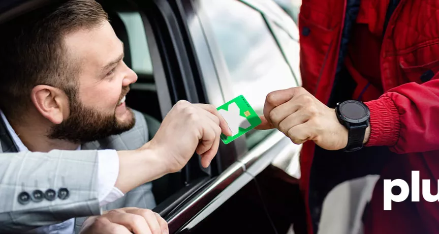 Empleado usa sus vales de gasolina