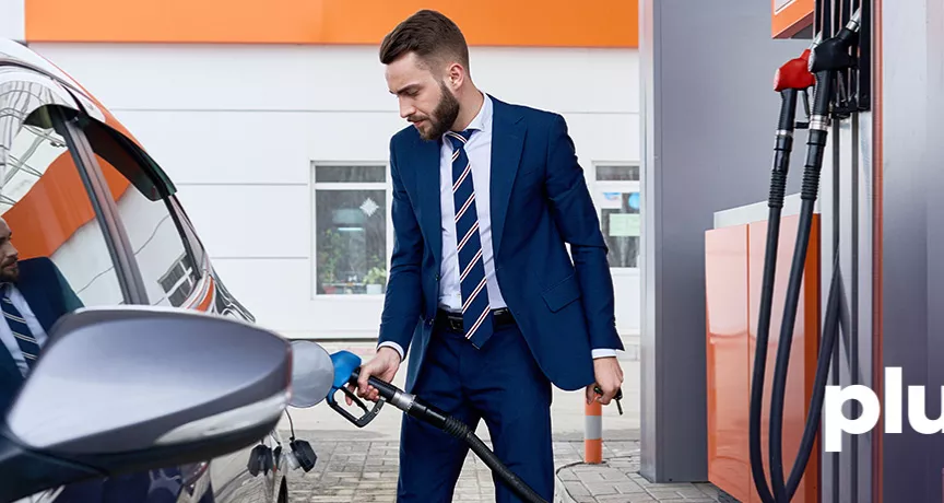 Consumidor usa el beneficio de su tarjeta de vales de gasolina