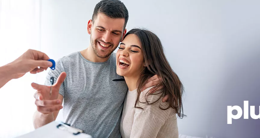Pareja feliz recibiendo su vivienda gracias a la reforma infonavit