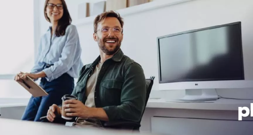 Empleados trabajando en la oficina