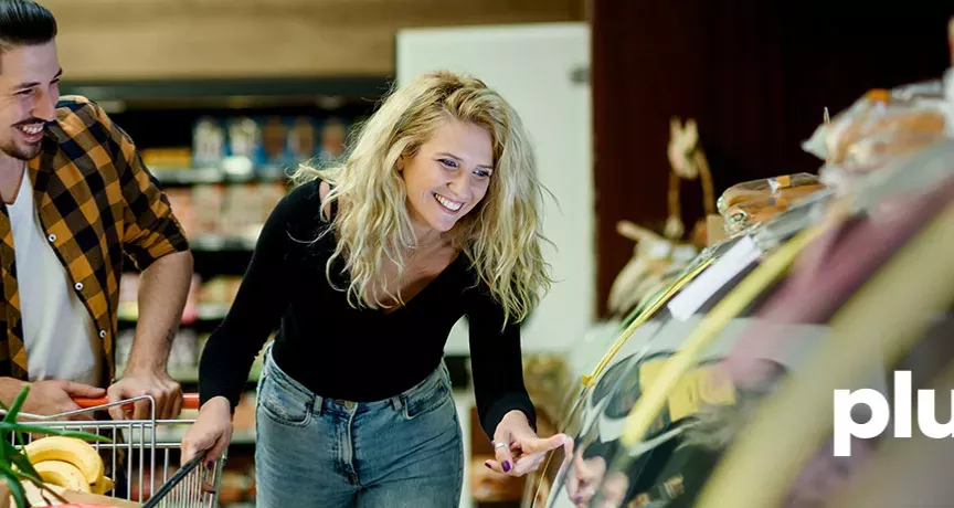 Consumidores disfrutando la tarjeta de vales de despensa Pluxee Tienda