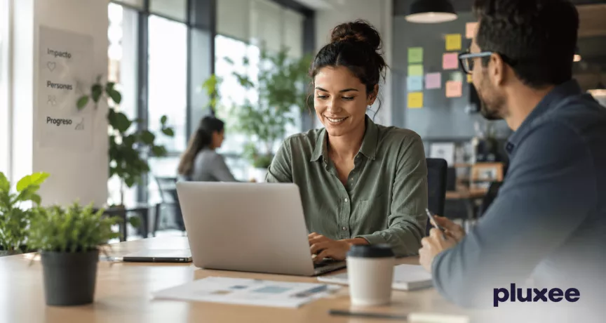 Colaboradora trabajando con motivación y satisfacción en su entorno laboral