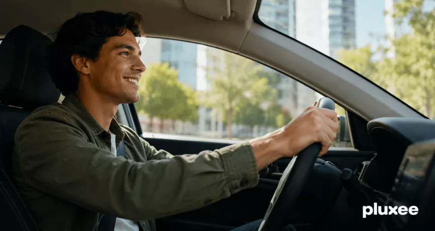 Persona manejando un carro
