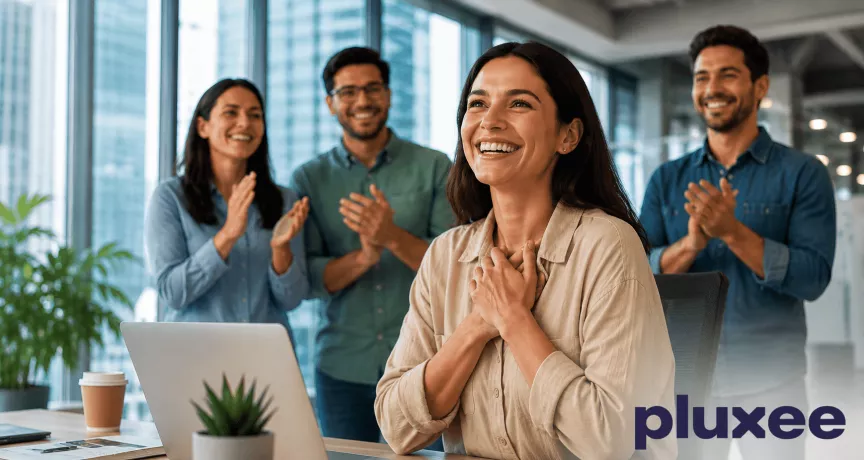 Personas felices en la oficina