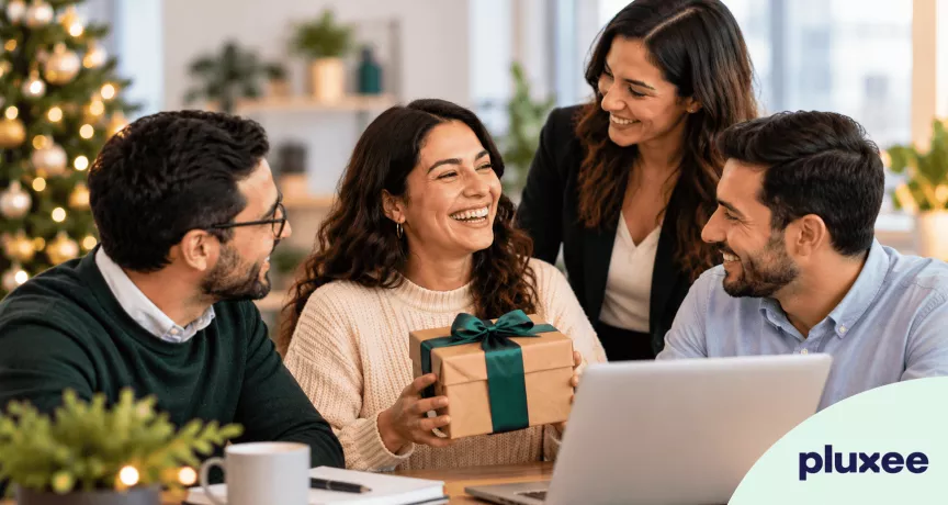 Equipo de trabajo recibiendo regalo