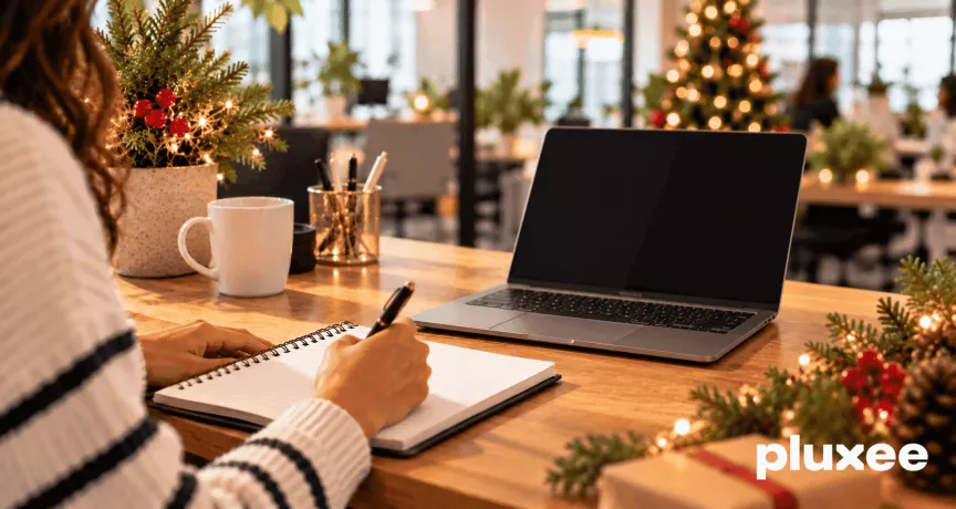 Espacio de trabajo navideño con laptop 