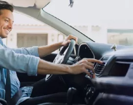 Hombre al volante, conduciendo con seguridad y usando vales de gasolina.