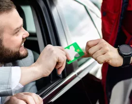 Empleado usa sus vales de gasolina