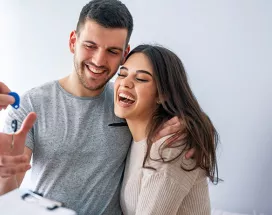 Pareja feliz recibiendo su vivienda gracias a la reforma infonavit
