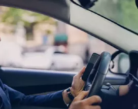 Consumidor disfruta vales de gasolina Pluxee Movilidad
