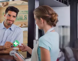 Consumidores disfrutando los vales de restaurante de Pluxee
