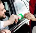Empleado usa sus vales de gasolina