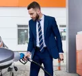 Consumidor usa el beneficio de su tarjeta de vales de gasolina