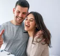 Pareja feliz recibiendo su vivienda gracias a la reforma infonavit