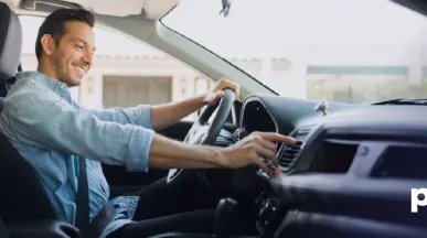 Hombre al volante, conduciendo con seguridad y usando vales de gasolina.
