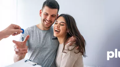 Pareja feliz recibiendo su vivienda gracias a la reforma infonavit