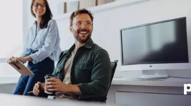 Empleados trabajando en la oficina
