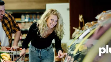 Consumidores disfrutando la tarjeta de vales de despensa Pluxee Tienda