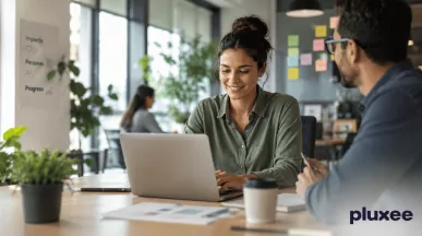 Colaboradora trabajando con motivación y satisfacción en su entorno laboral