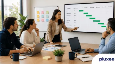 Personas en junta discutiendo el plan de trabajo