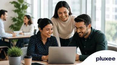 Personas reunidas revisando algo en una laptop
